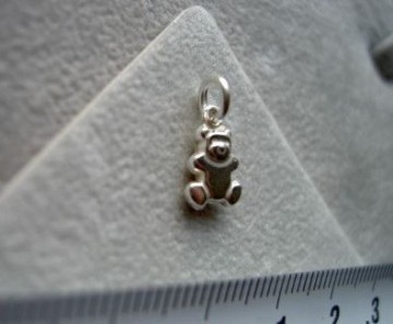 Zilveren beertje bedeltje 8mm