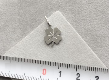 Zilveren klavertje hanger 12 mm.