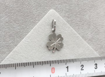 Zilveren klavertje hanger 12 mm.