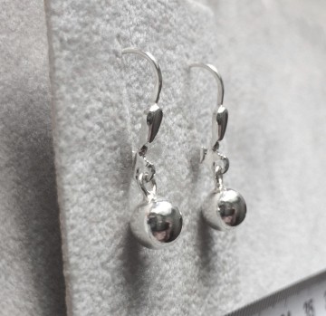 Zilveren balletjes 6mm oorbellen / hangertjes