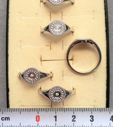 Zilveren ronde dames ring met zirkonia steentje (9mm)