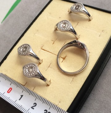 Zilveren ronde dames ring met zirkonia steentje (9mm)