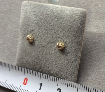 Gouden dames oorbellen 4mm knopjes - half bol