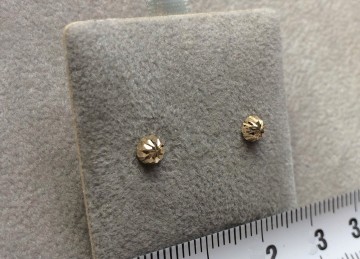 Gouden dames oorbellen 4mm knopjes - half bol