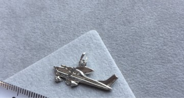 Zilveren vliegtuig Cessna hanger