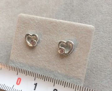 Zilveren hartjes oorknopjes roze