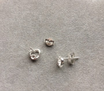 Zilveren hartjes oorknopjes roze