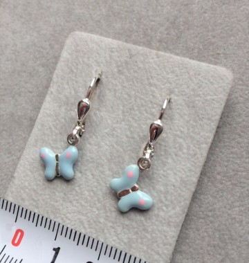Zilveren vlinder oorbellen licht blauw hangertjes