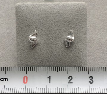 Zilveren dames oorknopjes krul  (zonder steentjes)