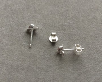 Zilveren dames oorknopjes krul  (zonder steentjes)