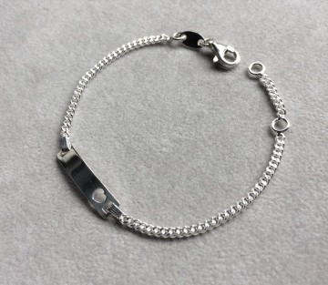 Zilveren baby graveerarmbandje 13-15 cm Hartje (korte namen)