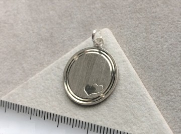 Zilveren graveerplaatje rond 18 mm (2 hartjes)