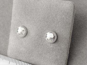 Zilveren oorbellen 6mm half bol (foto is bewerkt)