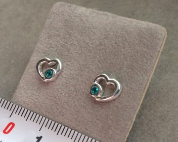 Zilveren hartjes oorknopjes blauw