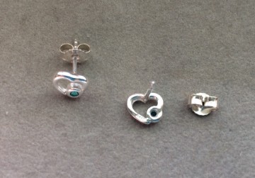 Zilveren hartjes oorknopjes blauw