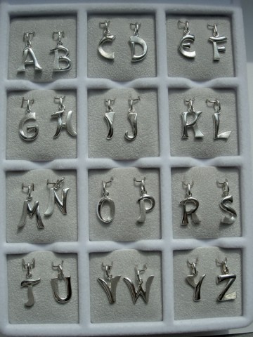 Zilveren letter hanger