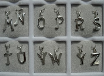 Zilveren letter hanger