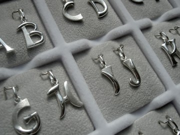 Zilveren letter hanger