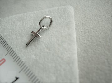 Zilveren mini kruisje 8mm hangertje