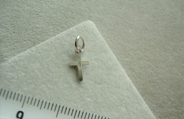 Zilveren mini kruisje 8mm hangertje