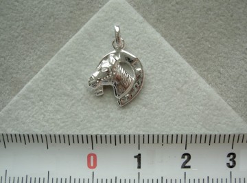 Zilveren paard in hoefijzer hanger