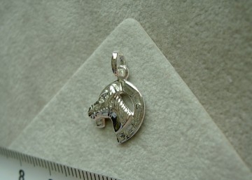 Zilveren paard in hoefijzer hanger