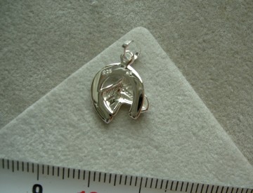 Zilveren paard in hoefijzer hanger