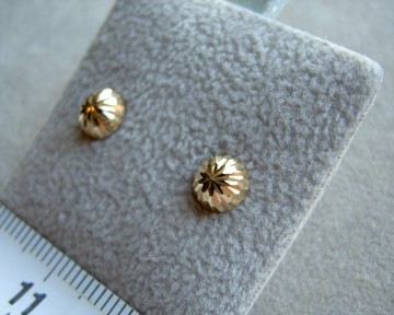 Gouden dames oorbellen knopjes