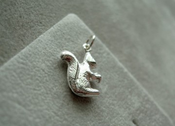 Zilveren eekhoorn hanger bedel
