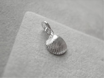 Zilveren schelp (8 mm) bedeltje hangertje