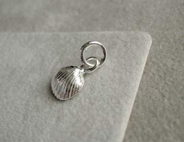 Zilveren schelp (8 mm) bedeltje hangertje