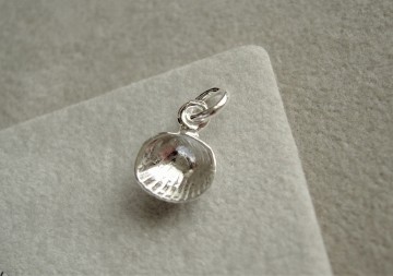 Zilveren schelp (8 mm) bedeltje hangertje