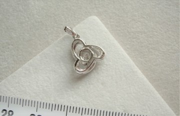 Zilveren dames hangertje triangel knoop met zirkonia