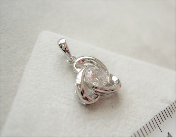 Zilveren dames hangertje triangel knoop met zirkonia