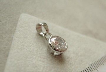 Zilveren rond 7mm zirkonia hangertje rond