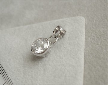 Zilveren rond 7mm zirkonia hangertje rond