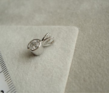 Zilveren hangertje 6mm zirkonia steentje.