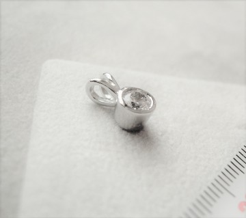 Zilveren hangertje 6mm zirkonia steentje.
