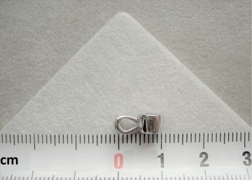 Zilveren hangertje 6mm zirkonia steentje.