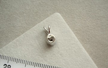 Zilveren hangertje 6mm zirkonia steentje.