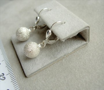 Zilveren oorbellen balletjes hangertjes