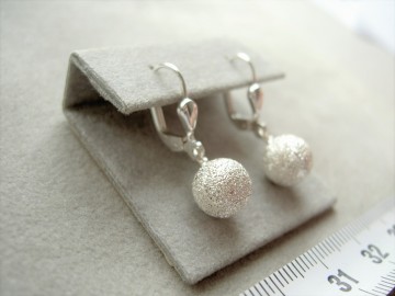 Zilveren oorbellen balletjes hangertjes