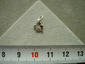 Zilveren Mini klavertje vier - 6mm bedeltje