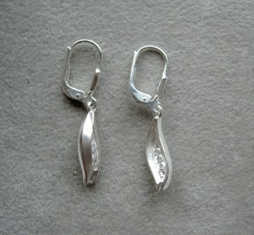 Zilveren damesoorbellen hangertjes met steentjes