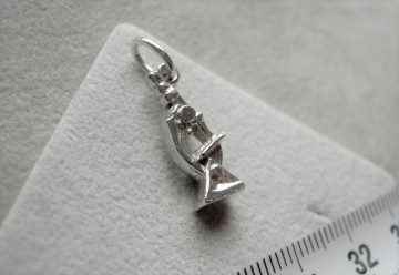 Zilveren microscoop hanger