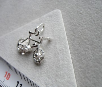 Zilveren crossfiets hanger fiets