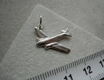 Zilveren vliegtuig hanger