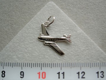 Zilveren vliegtuig hanger