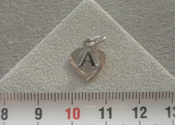 Zilveren letter hanger 10mm in hartje