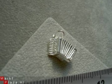 Zilveren accordeon hanger